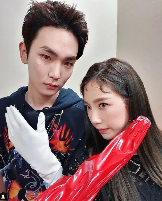 韓国ボーイズグループ「SHINee」メンバーのキーが、ショーケースの進行をしてくれた事務所の先輩「少女時代」テヨンに感動した。（提供:OSEN）