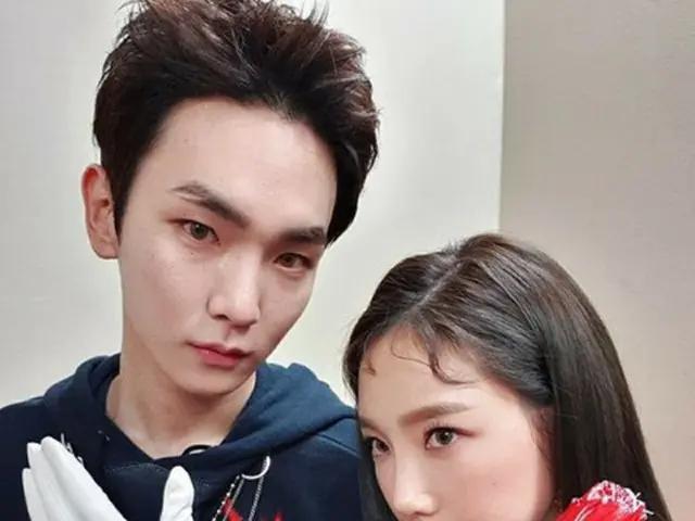 韓国ボーイズグループ「SHINee」メンバーのキーが、ショーケースの進行をしてくれた事務所の先輩「少女時代」テヨンに感動した。（提供:OSEN）