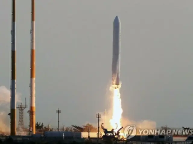 打ち上げられた試験用ロケット（写真共同取材団）＝28日、高興（聯合ニュース）