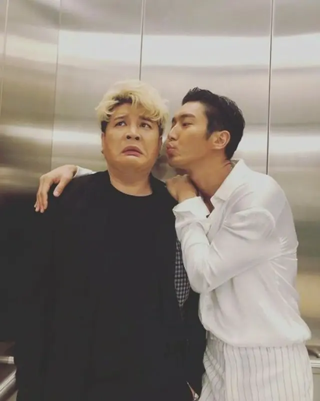 韓国ボーイズグループ「SUPER JUNIOR」メンバーのシンドンとシウォンが、最高のケミストリーを見せて話題になっている。（写真提供:OSEN）