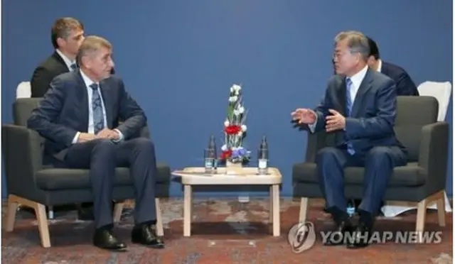 プラハ市内のホテルで会談する文大統領（右）とバビシュ首相＝28日、プラハ（聯合ニュース）