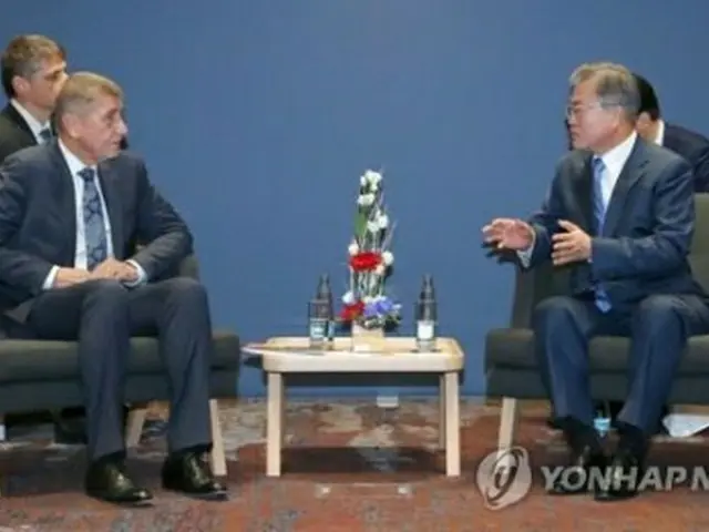 プラハ市内のホテルで会談する文大統領（右）とバビシュ首相＝28日、プラハ（聯合ニュース）