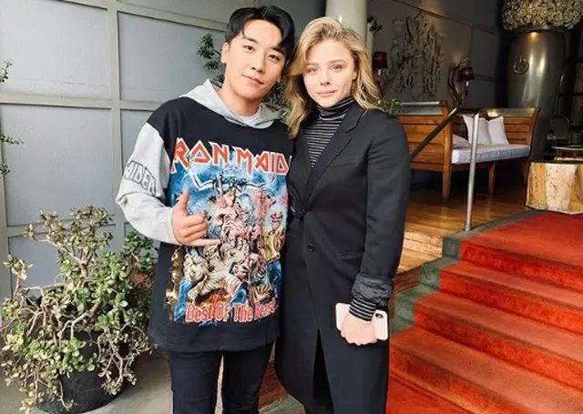 V.I（BIGBANG）、クロエ・モレッツとのツーショットを公開＝LAで”セレブな出会い”（画像:OSEN）