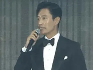 「2018AAA」大賞に輝いたイ・ビョンホン、受賞スピーチが話題 「家にいる妻イ・ミンジョンと息子へありがとう」