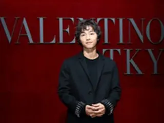 俳優ソン・ジュンギ、東京で開催の「ヴァレンティノ」ファッションショーに出席