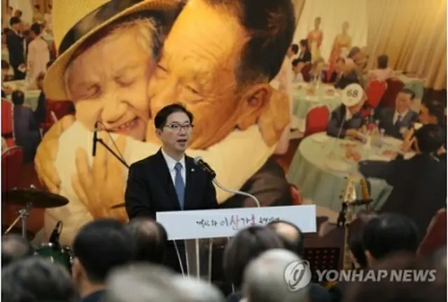 企画展の開会のあいさつをする千海成次官＝２９日、坡州（聯合ニュース）