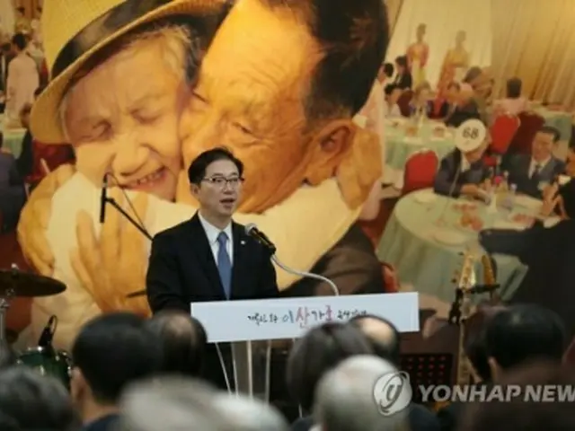 企画展の開会のあいさつをする千海成次官=29日、坡州(聯合ニュース)