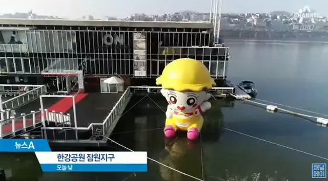 韓国ボーイズグループ「EXO」のCHANYEOLにファンが贈った巨大プレゼントが、ニュース番組でも紹介された。（写真提供:OSEN）