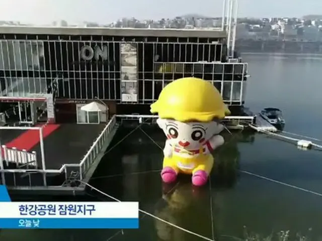 韓国ボーイズグループ「EXO」のCHANYEOLにファンが贈った巨大プレゼントが、ニュース番組でも紹介された。（写真提供:OSEN）