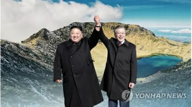 韓国の文在寅大統領（右）は9月に北朝鮮・平壌を訪問し、金委員長（左）と白頭山に登った。金委員長のソウル訪問がいつ実現するか注目されている（コラージュ）＝（聯合ニュースTV）