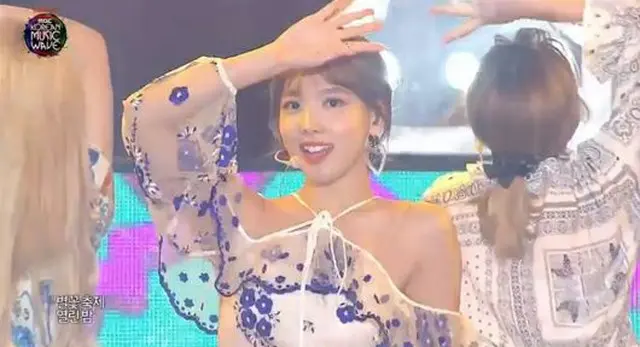 韓国ガールズグループ「TWICE」ナヨンの美貌に関心が集まっているが、彼女が着用した衣装には賛否両論があるようだ。（写真提供:OSEN）