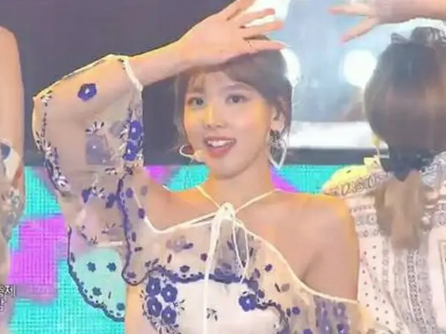 韓国ガールズグループ「TWICE」ナヨンの美貌に関心が集まっているが、彼女が着用した衣装には賛否両論があるようだ。（写真提供:OSEN）