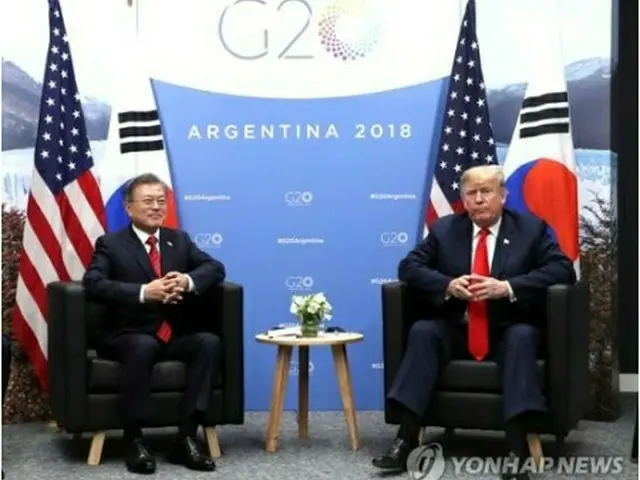ブエノスアイレスで会談を行った文大統領（左）とトランプ米大統領＝（聯合ニュース）