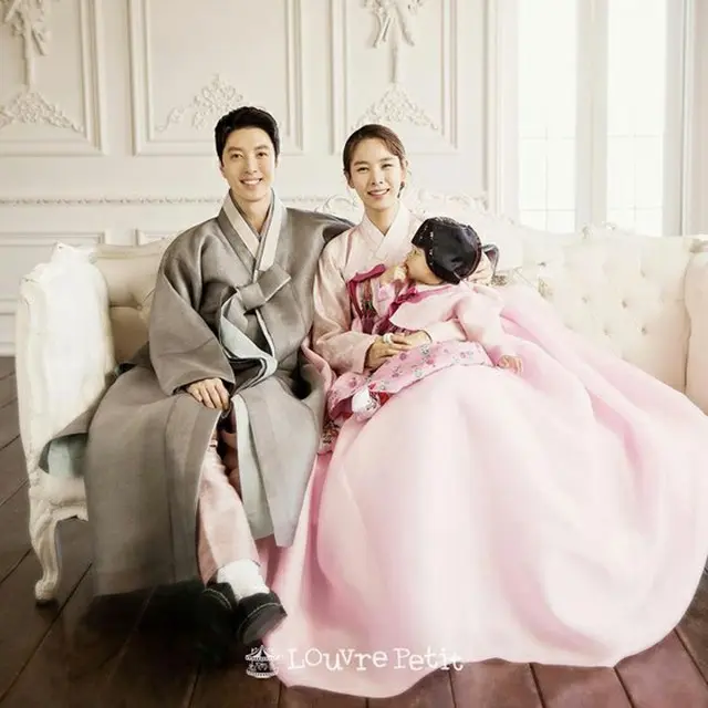 韓国女優チョ・ユンヒが、夫で俳優のイ・ドンゴンと娘ロアちゃんと一緒に撮った家族写真を公開した。（提供:OSEN）