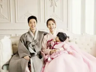 俳優イ・ドンゴン＆女優チョ・ユンヒ夫妻、韓服姿の家族写真を公開