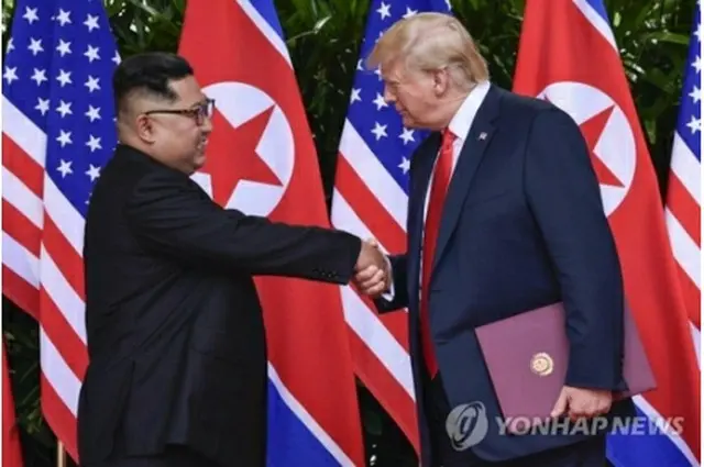 ６月に開かれた朝米首脳会談で握手するトランプ氏（右）と北朝鮮の金正恩国務委員長＝（ＡＰ＝聯合ニュース）