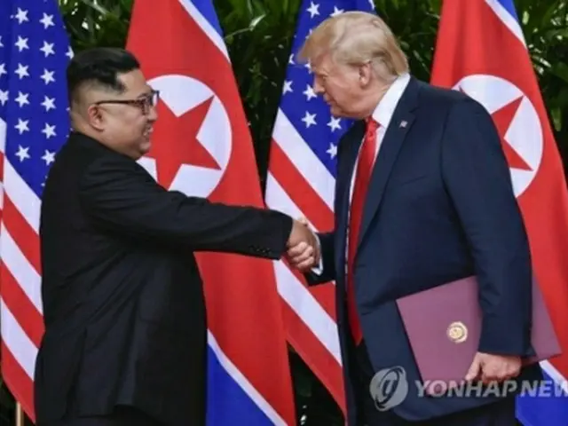 ６月に開かれた朝米首脳会談で握手するトランプ氏（右）と北朝鮮の金正恩国務委員長＝（ＡＰ＝聯合ニュース）