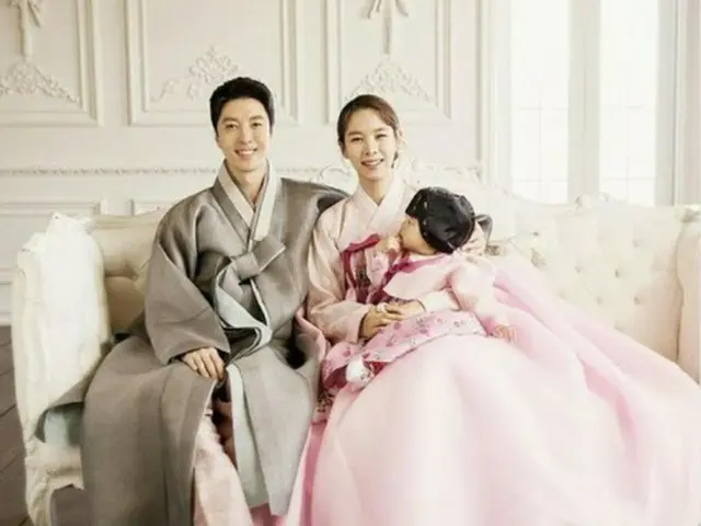 韓国俳優イ・ドンゴン＆女優チョ・ユニ夫婦と愛娘ロアちゃんの家族写真が公開された。（写真提供:OSEN）