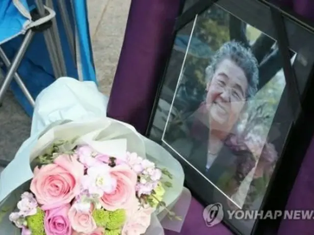 ソウルの日本大使館前で開かれた「水曜集会」でキムさんの遺影に花がささげられた＝５日、ソウル（聯合ニュース）