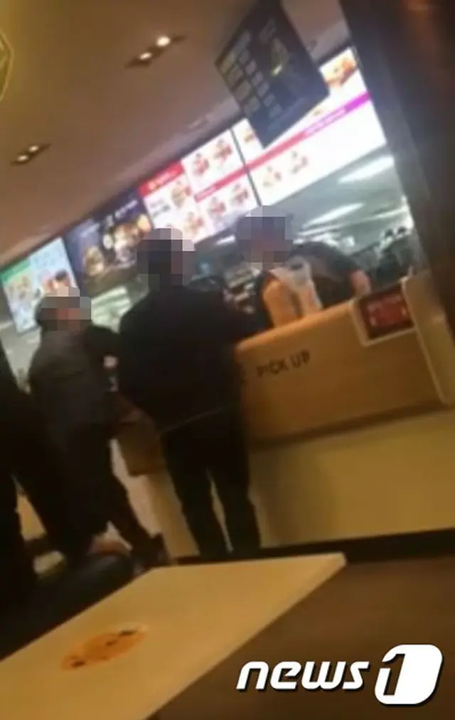 韓国のマクドナルドでまた客のパワハラ？＝中年男性が店員の顔にハンバーガーを投げつける（提供:news1）