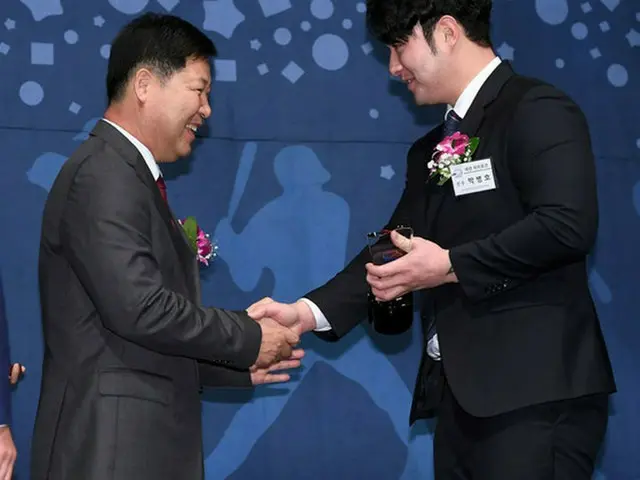 ＜野球＞ネクセン・ヒーローズのパク・ビョンホ、「最高の打者賞」を受賞＝韓国プロ野球引退選手協会選定（提供:OSEN）