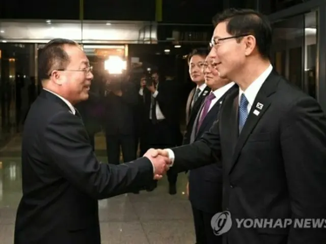 共同連絡事務所の南北所長を務める千海成氏（右）と田鍾秀氏（資料写真）＝（聯合ニュース）