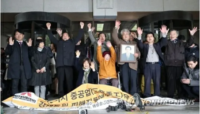 １１月２９日、日本による植民地時代だった戦時中に三菱重工業で働かされた韓国人被害者が同社を相手取り起こした損害賠償請求訴訟の上告審で、同社に賠償を命じる判決が出たことを受けて喜ぶ原告と家族ら＝（聯合ニュース）