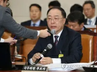 文大統領　新経済副首相に任命状を授与