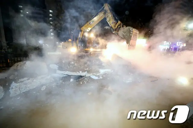 韓国で再び温水管が破裂…1100世帯に被害（画像:白石駅付近で発生した温水管破裂事故）