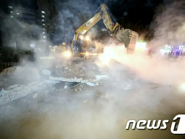 韓国で再び温水管が破裂…1100世帯に被害（画像:白石駅付近で発生した温水管破裂事故）