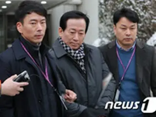 不正採用疑惑”韓国テコンドー国技院長、令状審査後も ”沈黙”貫き報道陣の前へ
