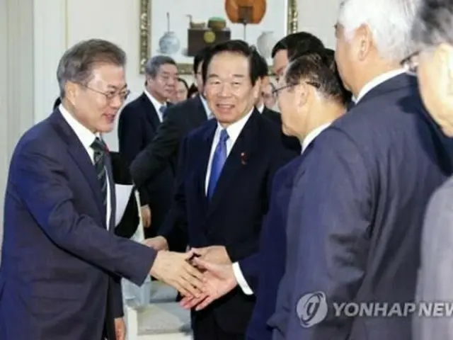 日韓議連の代表団とあいさつする文大統領（左端）＝14日、ソウル（聯合ニュース）
