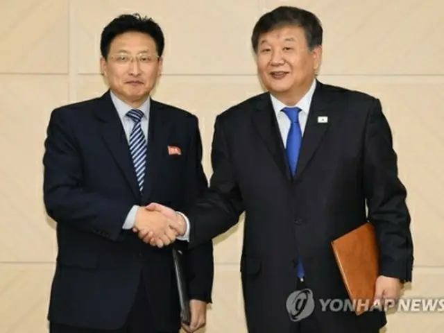 握手する盧泰剛氏（右）と元吉宇氏（写真共同取材団）＝（聯合ニュース）