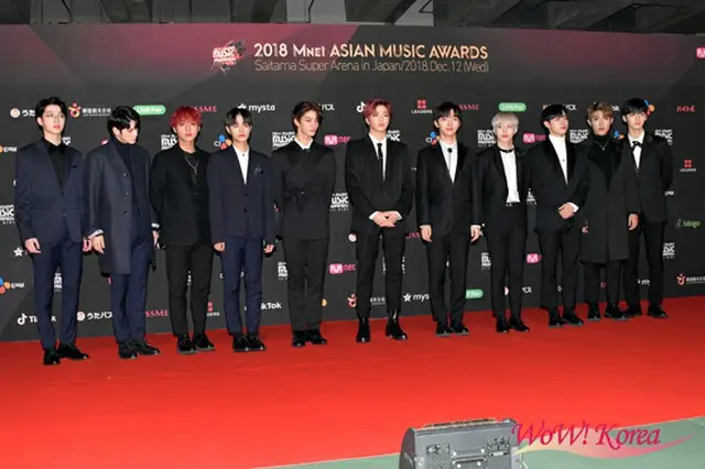 「Wanna One」左からライ・グァンリン、オン・ソンウ、パク・ジフン、イ・デフィ、ペ・ジンヨン、カン・ダニエル、ユン・ジソン、ハ・ソンウン、キム・ジェファン、パク・ウジン、ファン・ミンヒョン