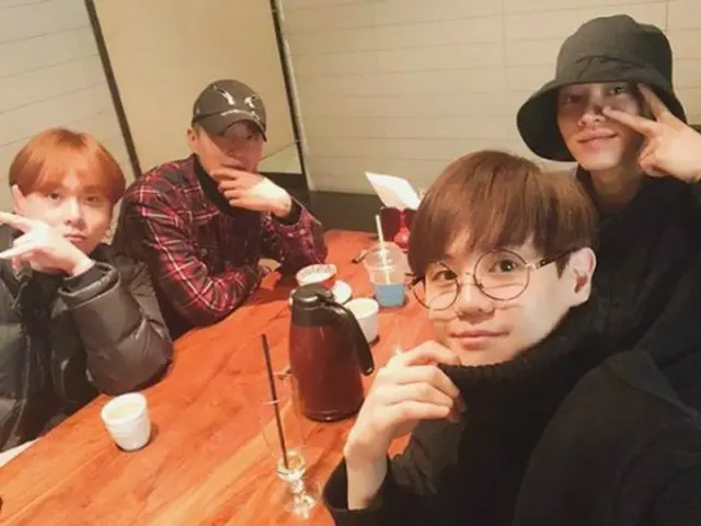 韓国ボーイズグループ「Highlight」が、入隊してから初めての休暇で出てきたユン・ドゥジュンとの再会の様子を伝えた。（写真提供:OSEN）