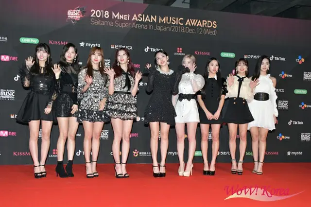 「TWICE」左からモモ、ジョンヨン、ミナ、サナ、ナヨン、ダヒョン、チェヨン、ジヒョ、ツウィ