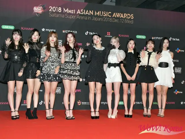 「TWICE」左からモモ、ジョンヨン、ミナ、サナ、ナヨン、ダヒョン、チェヨン、ジヒョ、ツウィ