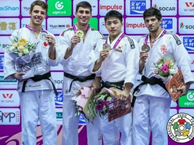 銅メダルを持ってポーズを取る安（右から２人目、国際柔道連盟ホームページより）＝（聯合ニュース）