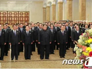 金正恩氏、錦繍山太陽宮殿を参拝…金正日総書記死去7年