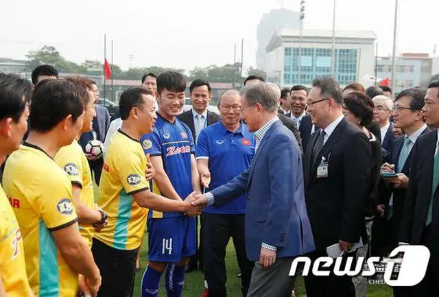 文大統領、パク・ハンソ監督率いるベトナムサッカー代表のスズキカップ優勝を祝福＝韓国