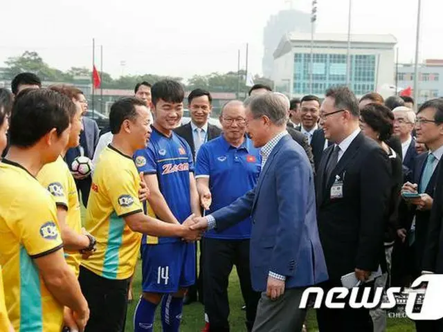 文大統領、パク・ハンソ監督率いるベトナムサッカー代表のスズキカップ優勝を祝福＝韓国