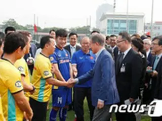 文大統領、パク・ハンソ監督率いるベトナムサッカー代表のスズキカップ優勝を祝福＝韓国