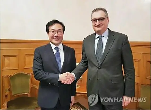 2月にモスクワで会談した李氏（左）とモルグロフ氏（外交部提供）＝（聯合ニュース）