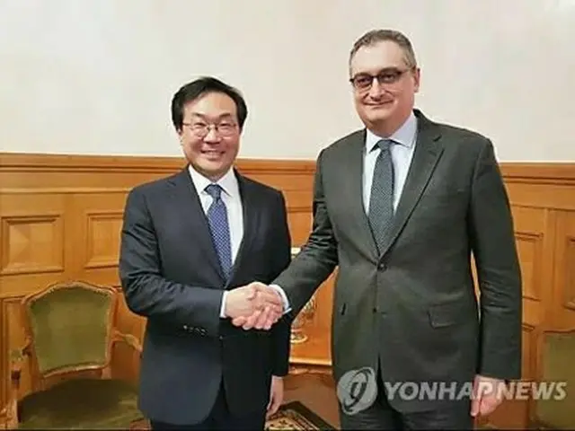 2月にモスクワで会談した李氏（左）とモルグロフ氏（外交部提供）＝（聯合ニュース）