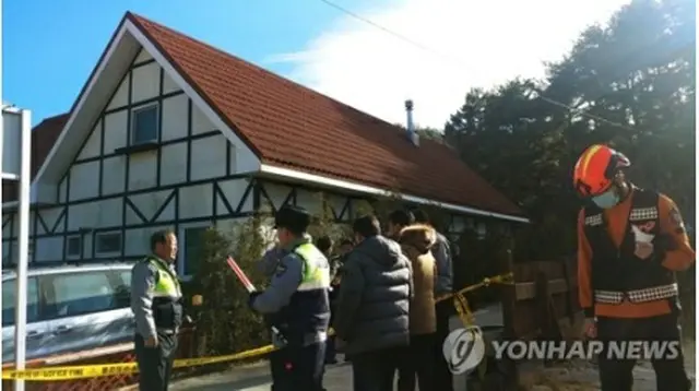 男子生徒１０人が意識不明の状態で見つかったペンション＝１８日、江陵（聯合ニュース）