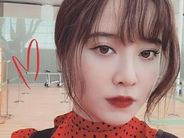 韓国女優ク・ヘソンが、真っ赤なリップでいつもとは違った雰囲気の写真を公開した。（写真提供:OSEN）
