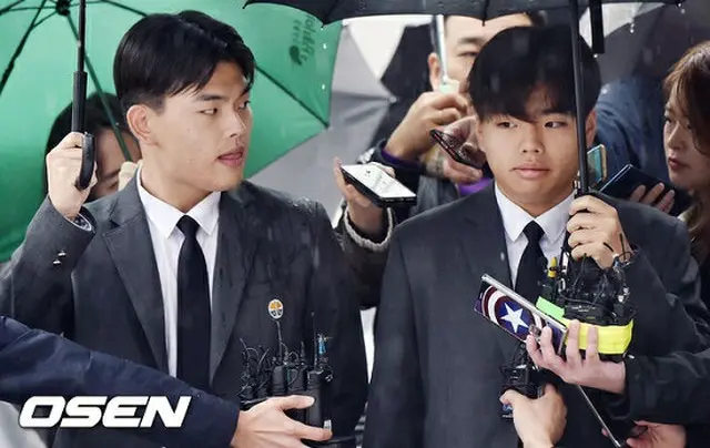 韓国のボーイズグループ「TheEastLight.」メンバー暴行事件の被疑者で、警察の取り調べを受けてきたプロデューサーのムン・ヨンイル氏が拘束送検された。（提供:OSEN）