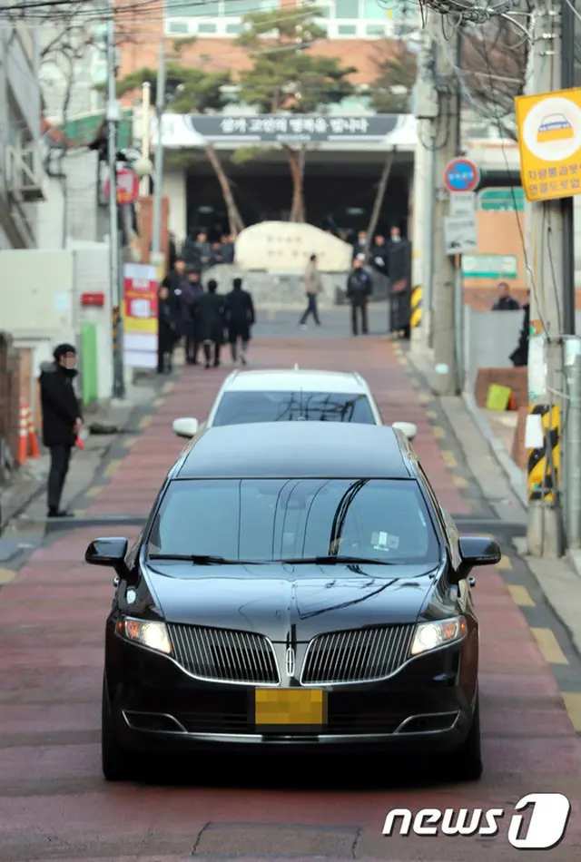 一酸化炭素中毒で死亡の高校生、出棺… 母校で友人らへ最後のあいさつ＝韓国