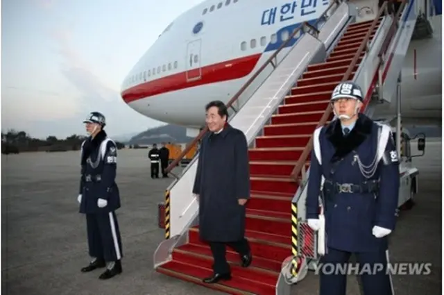 アルジェリア、チュニジア、モロッコ公式訪問を終えて帰国した李首相＝２３日、城南（聯合ニュース）