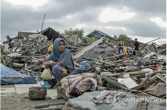 被災地で呆然とする市民＝（ＡＰ＝聯合ニュース）